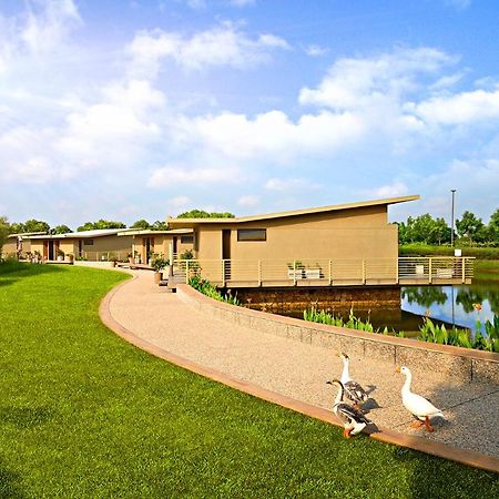 Life At Repose- Lake Villas Resort & Club Chor Warodra Kültér fotó