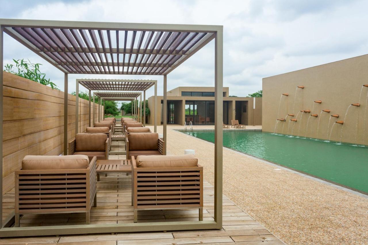 Life At Repose- Lake Villas Resort & Club Chor Warodra Kültér fotó