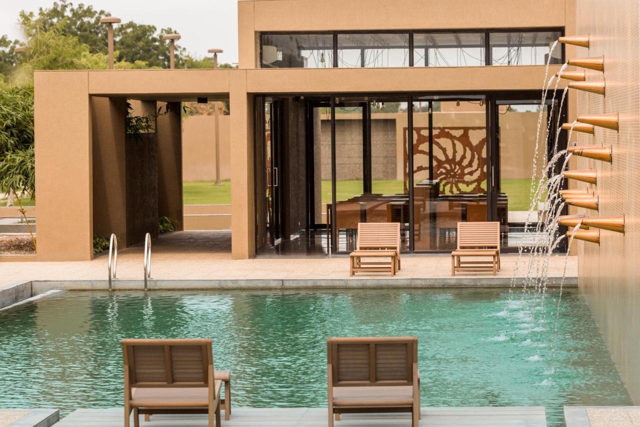 Life At Repose- Lake Villas Resort & Club Chor Warodra Kültér fotó
